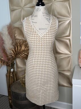 Trina Turk Sleeveless Knit Dress Size 2 Beige White Pattern Sheath Dress